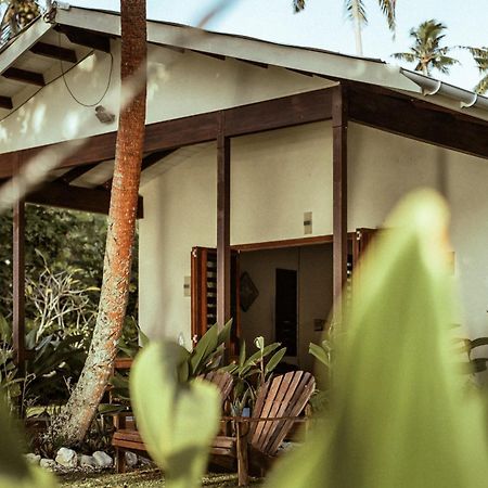 Whispering Palms - Absolute Beachfront Villas Port Vila Kültér fotó