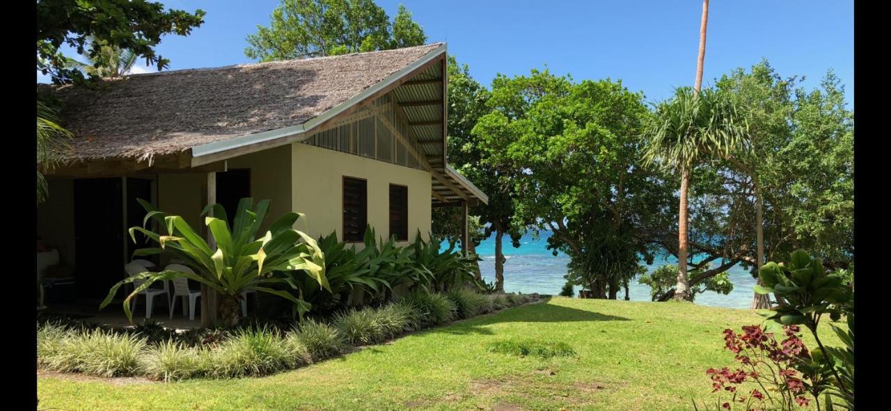 Whispering Palms - Absolute Beachfront Villas Port Vila Kültér fotó