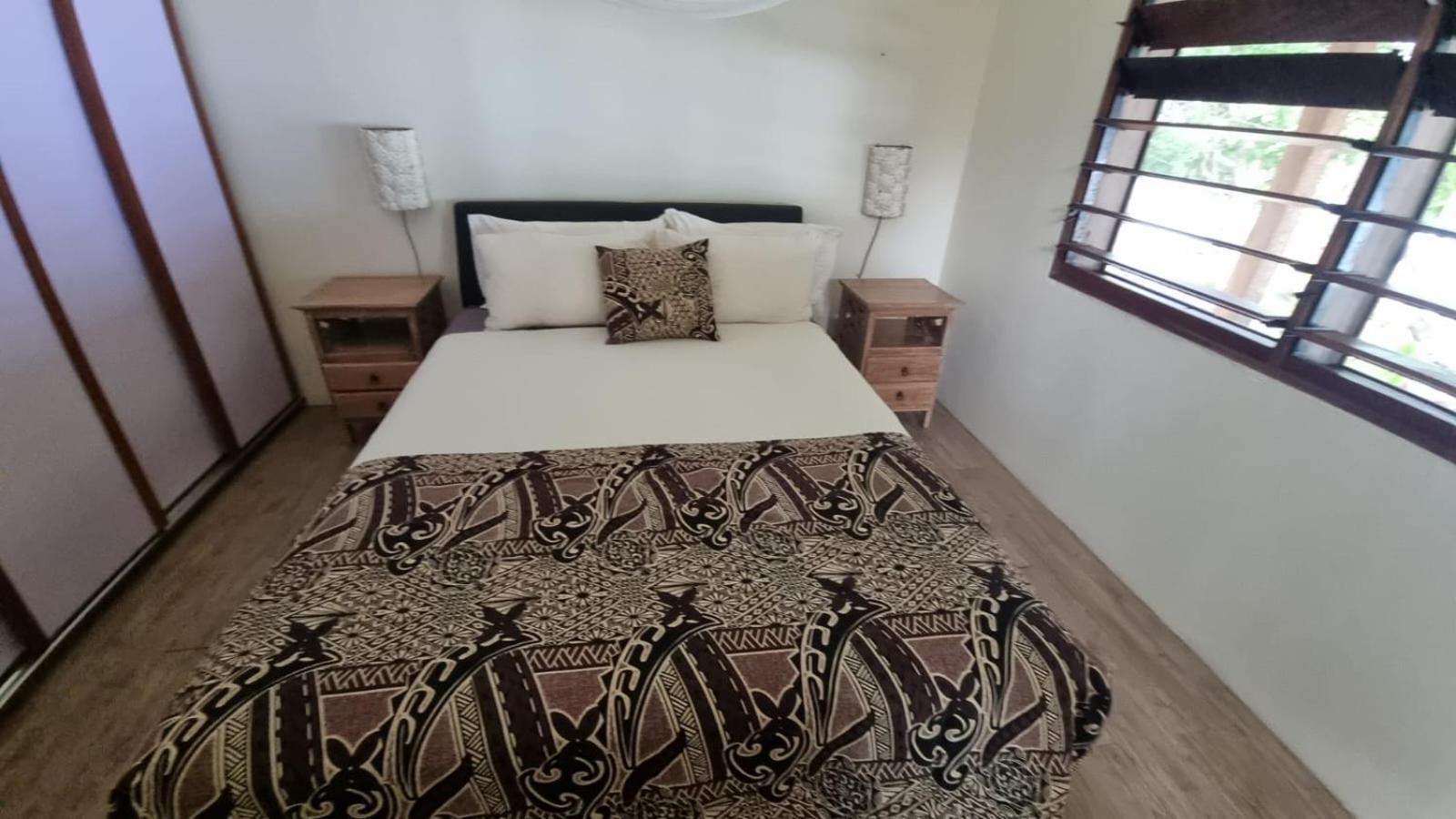 Whispering Palms - Absolute Beachfront Villas Port Vila Kültér fotó