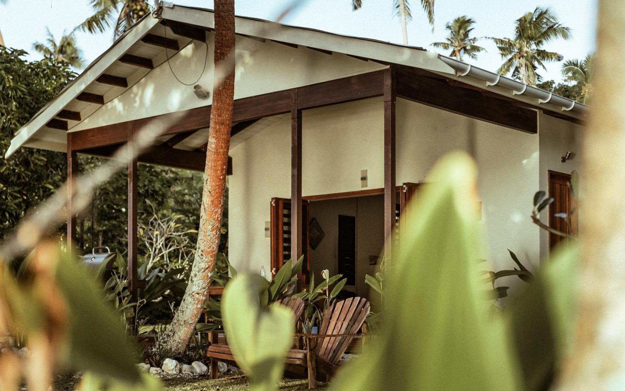 Whispering Palms - Absolute Beachfront Villas Port Vila Kültér fotó