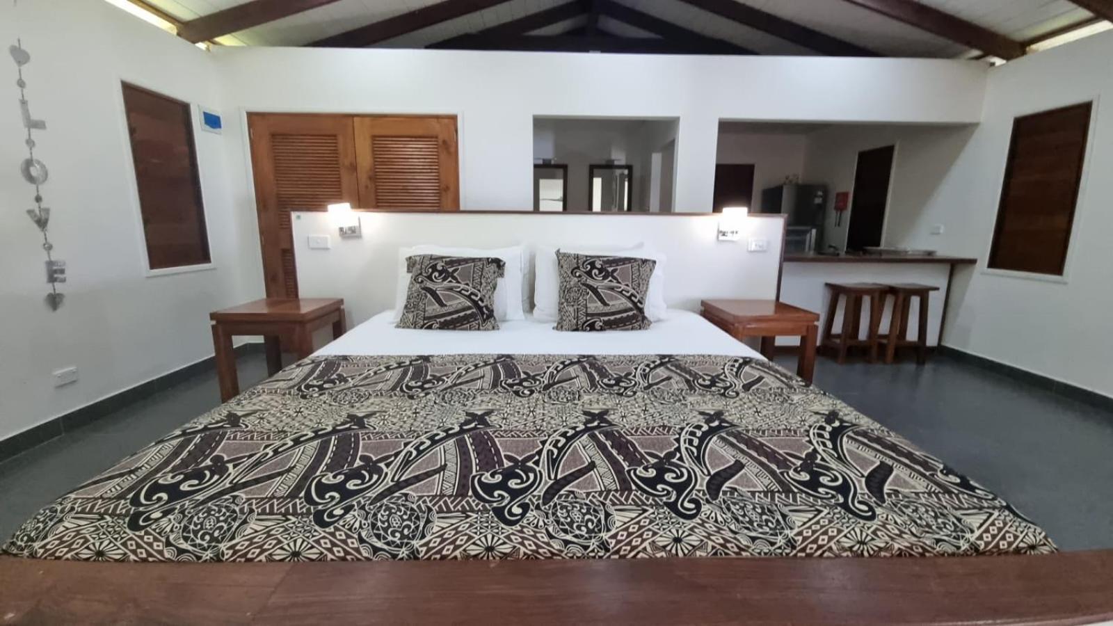 Whispering Palms - Absolute Beachfront Villas Port Vila Kültér fotó