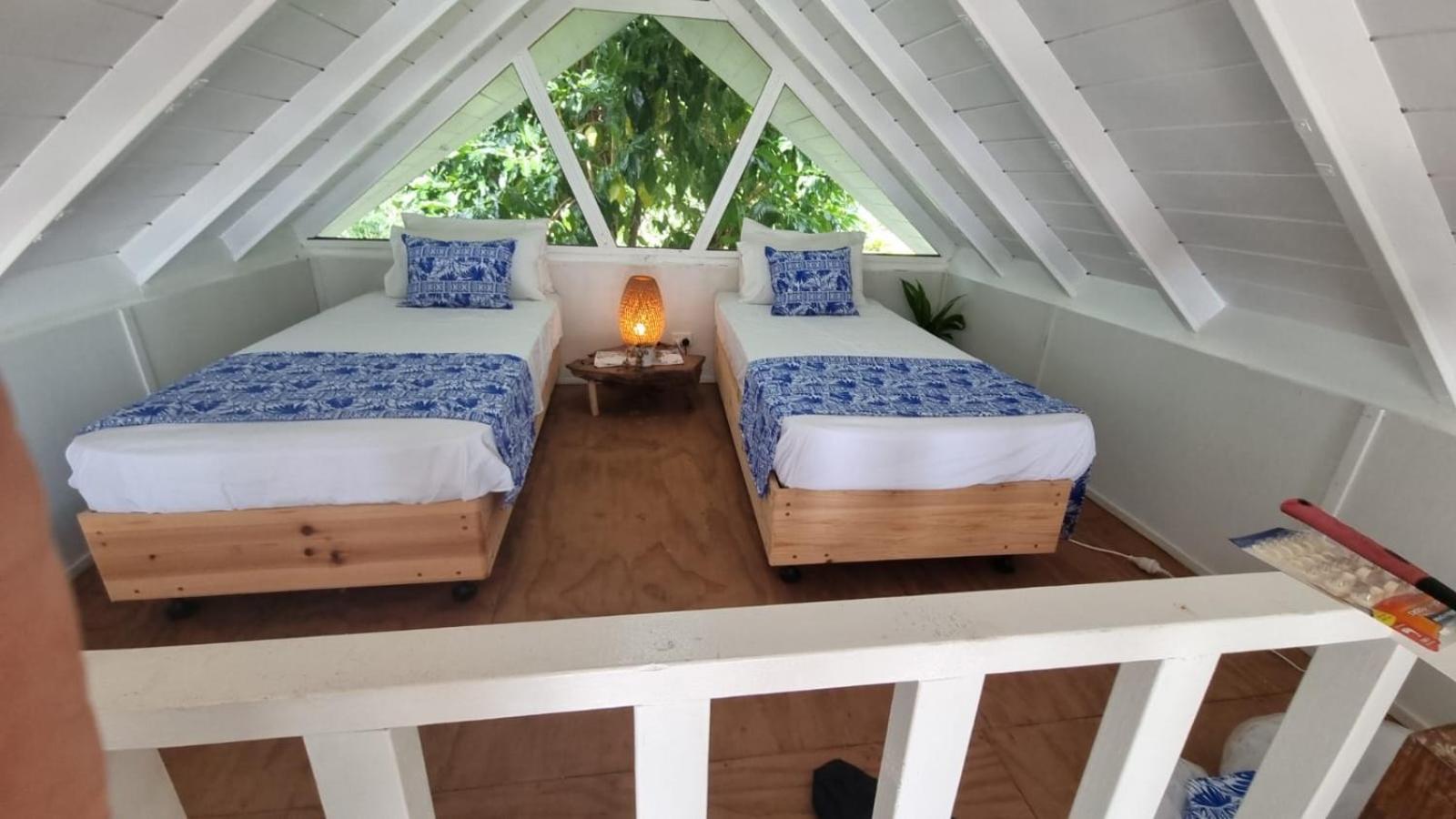 Whispering Palms - Absolute Beachfront Villas Port Vila Kültér fotó