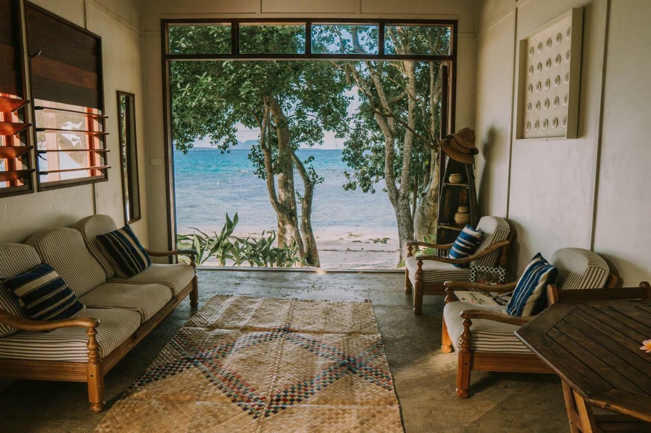 Whispering Palms - Absolute Beachfront Villas Port Vila Kültér fotó