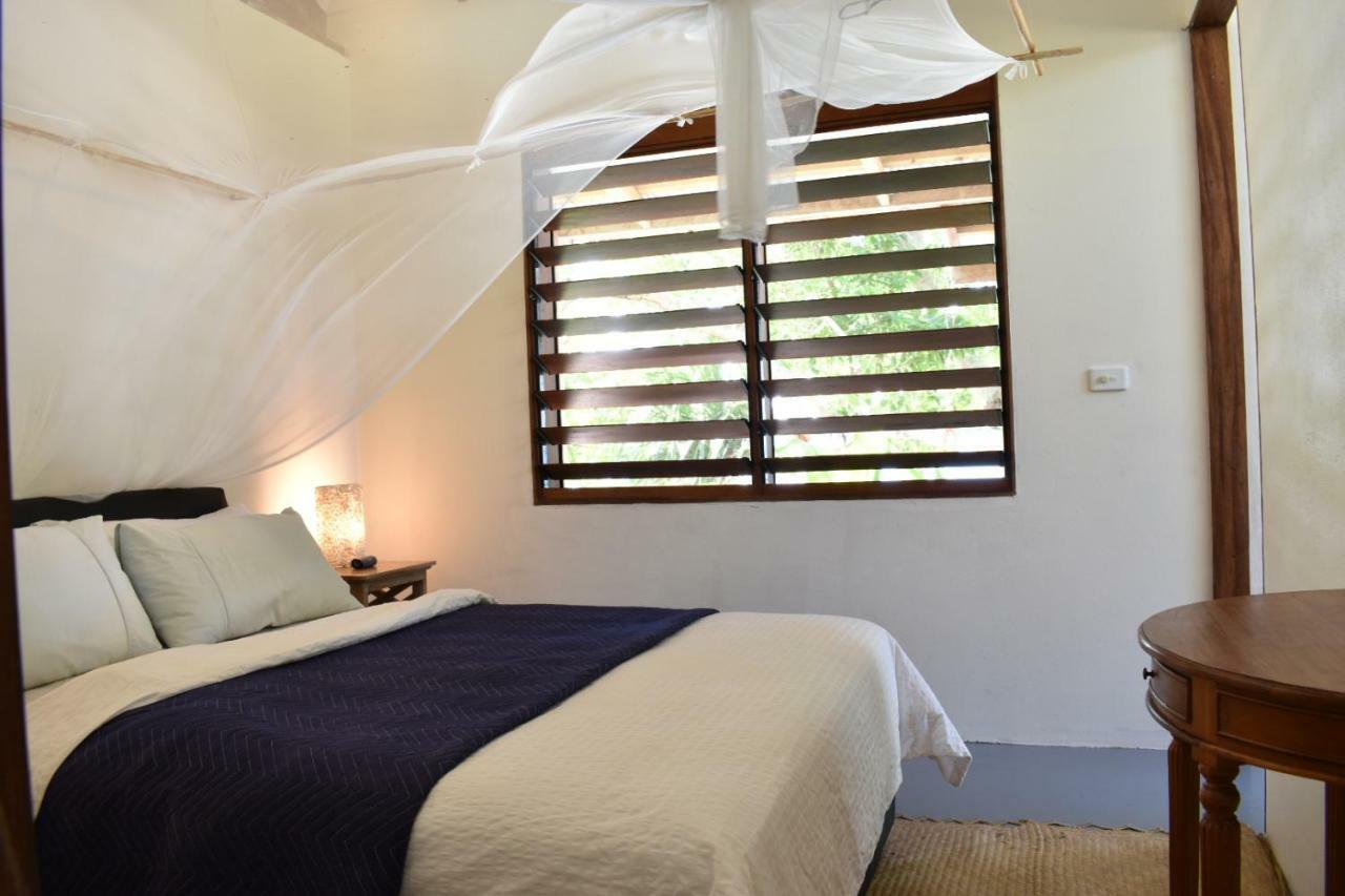 Whispering Palms - Absolute Beachfront Villas Port Vila Kültér fotó