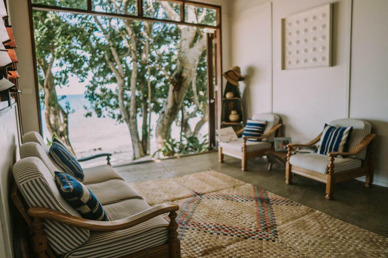 Whispering Palms - Absolute Beachfront Villas Port Vila Kültér fotó